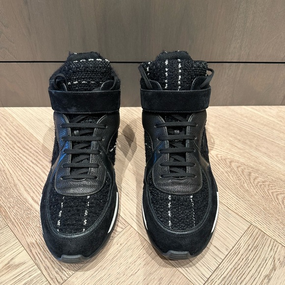 Chanel men high tops in quilted fabric and suede. Like new condition. Size 44 - Picture 2 of 4